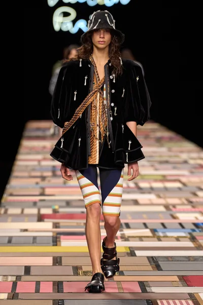 Look 3